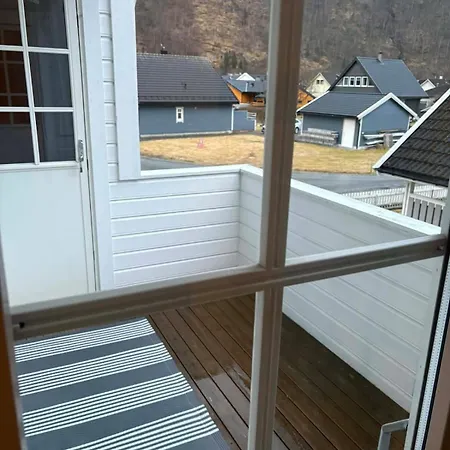 Apartment In Cozy Downtown Neighborhood Laerdalsoyri
